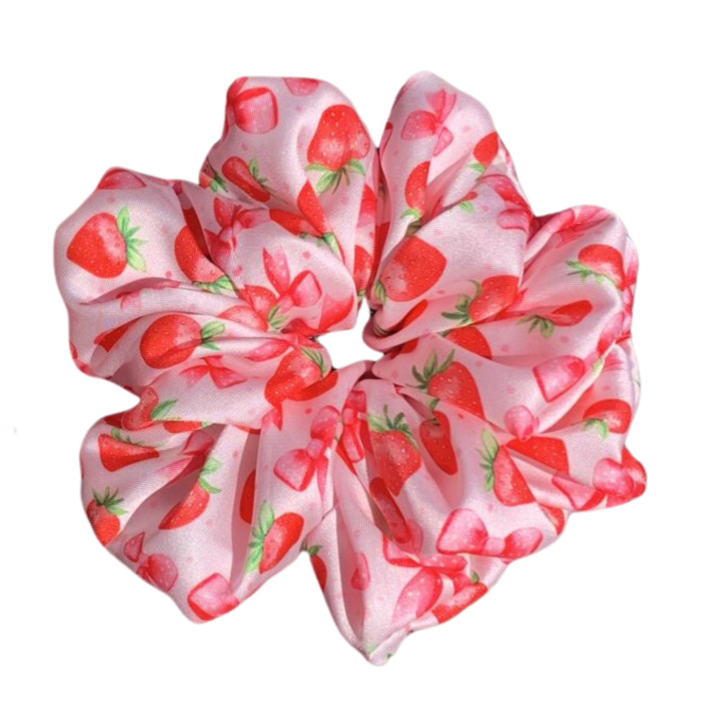 Handgemaakte Strawberry Sweetheart Satin scrunchie van glanzend lichtroze satijn met een unieke print van rode aardbeien en roze strikjes.