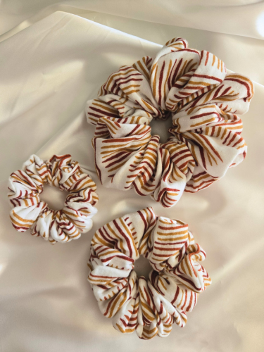 Sun Stripes Scrunchie in drie verschillende maten: Mini (links), Medium (onder), Maxi (boven)