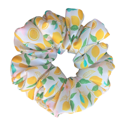 Sunny Citrus satijnen scrunchie met gele citroenen en roze bloemenprint voor zomerse kapsels