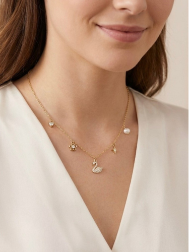 Subtiele bedelketting van stainless steel met zirkonia, in de vorm van een zwaan