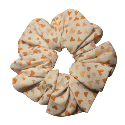 Handgemaakte katoenen scrunchie met hartjes print op een creme achtergrond, stevige grip voor het haar