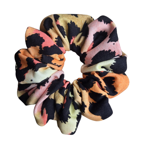 Kleurrijke luipaardprint scrunchie met trendy animal print design voor in het haar