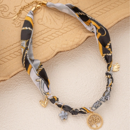 Winterse scarf ketting met bruine tinten en zirkonia steentjes 