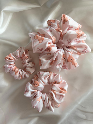 Teddy Bows Satin Scrunchies in drie verschillende maten: Mini (links), Medium (onder), Maxi (rechts)