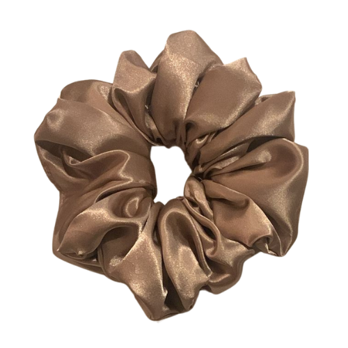 Klassieke satijnen scrunchie in de kleur toffee, bronskleurige handgemaakte haaraccessoires met zijdezachte glans voor dagelijks gebruik en slapen