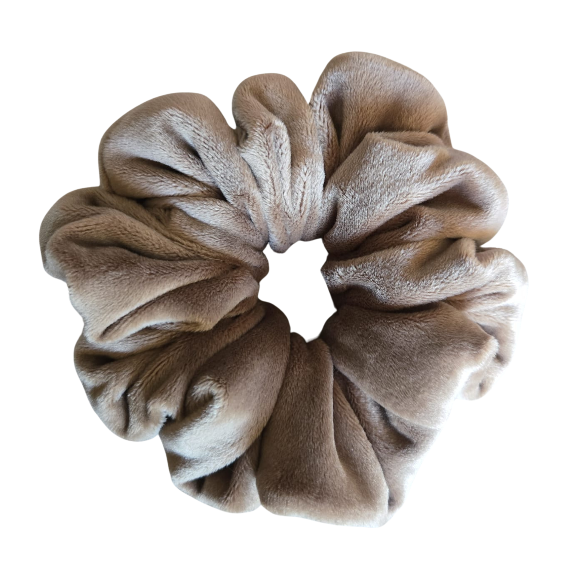 Handgemaakte Toffee Soft Velvet scrunchie in een warme karamelbruine kleur met een luxe vleug die varieert van goudbruin naar diep toffee.