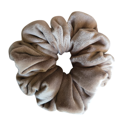Handgemaakte Toffee Soft Velvet scrunchie in een warme karamelbruine kleur met een luxe vleug die varieert van goudbruin naar diep toffee.