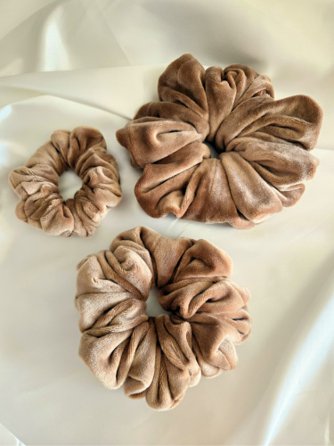 Toffee Velvet Scrunchie in drie verschillende maten: Mini (links), Medium (onder), Maxi (rechts)