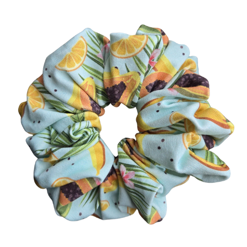 Handgemaakte katoenen scrunchie met fruitige print - met citroen, papaya en bladeren met bloemetjes op een licht blauwe achtergrond, stevige grip voor het haar