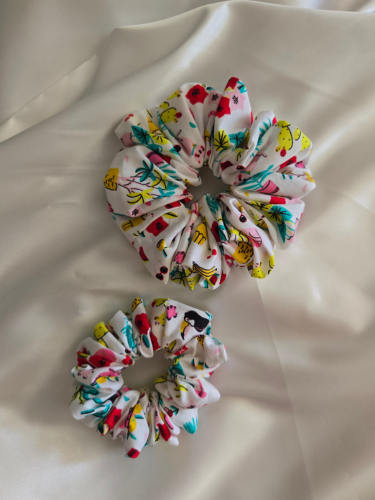 Tropical Holiday Scrunchie in twee verschillende maten: Mini (onder) en Medium (boven)