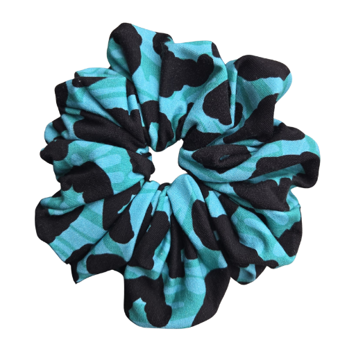 Handgemaakte katoenen scrunchie met grote panterprint op een blauwe achtergrond met palmbladen, stevige grip voor het haar