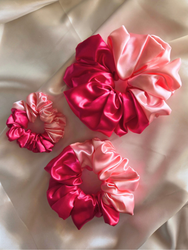 Two Toned Pink Satin Scrunchie in drie verschillende maten: Mini (links), Medium (onder), Maxi (rechts)