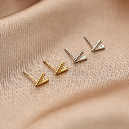 Goud- en zilverkleurige V Studs met V-vorm voor een moderne en stijlvolle look - makkelijk te combineren met andere oorbellen