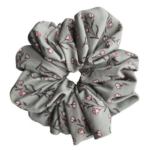 Handgemaakte katoenen scrunchie met bloemenprint - roze bloemen op een oudgroene achtergrond, stevige grip voor het haar