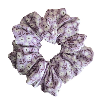 Handgemaakte katoenen scrunchie met bloemenprint - witte bloemetjes op een lila, paarse achtergrond, stevige grip voor het haar