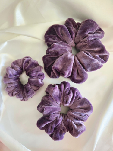 Paarse zachte velvet scrunchies in drie verschillende maten: Mini (links), Medium (onder), Maxi (rechts)