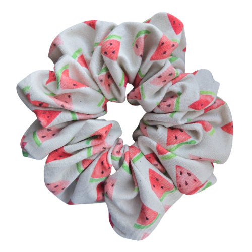 Handgemaakte katoenen scrunchie met fruitige print - felle watermeloenen op een hele lichtblauwe achtergrond, stevige grip voor het haar