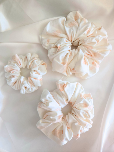 Western Atelier Scrunchie in drie verschillende maten: Mini (links), Medium (onder), Maxi (rechts)