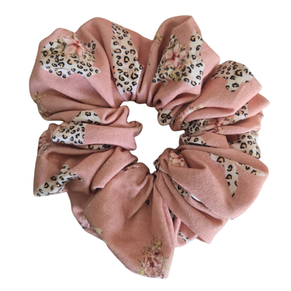 Handgemaakte katoenen scrunchie met panterprint konijntjes op oudroze ondergrond, stevige grip voor het haar