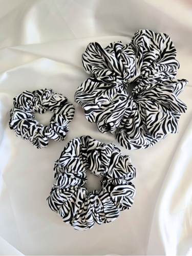 Zebra Chic Scrunchie in drie verschillende maten: Mini (links), Medium (onder) en Maxi (rechts)